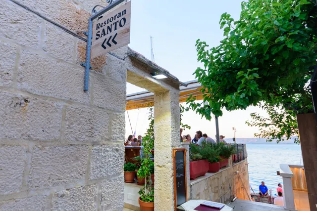 Restaurant Santo entrance with terrace