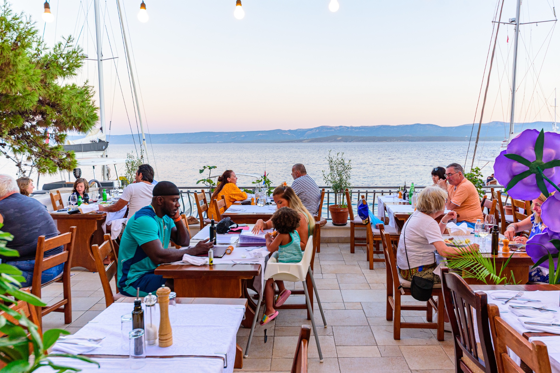 Restaurant Santo terrace with guests above the Bol harbour